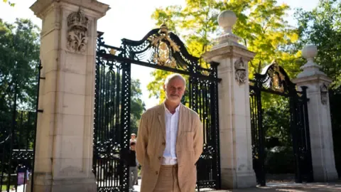 Creator Plans to Portray Royal's Grandeur in Sculpture