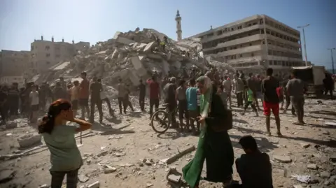 Intensified Artillery Bombardment Persists in Gaza