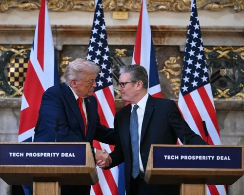 Trump Directs Criticism on Putin and Praises UK in Joint Appearance with Starmer